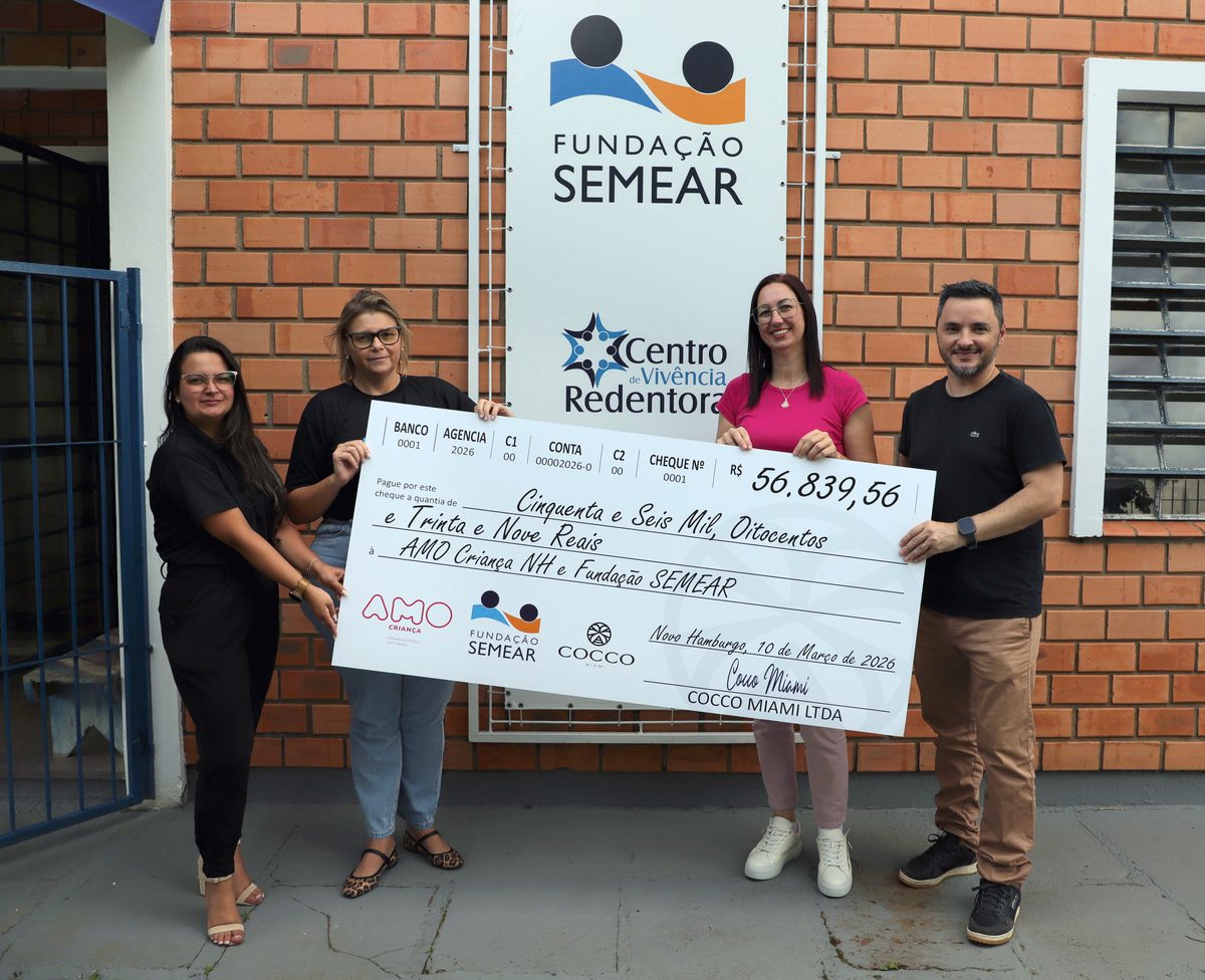 Entrega do cheque para a Fundação SEMEAR